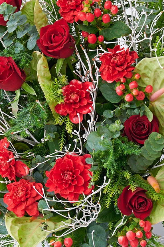 <p>クリスマスをイメージじさせる色遣い＆花材を使用した商品となっております。</p>