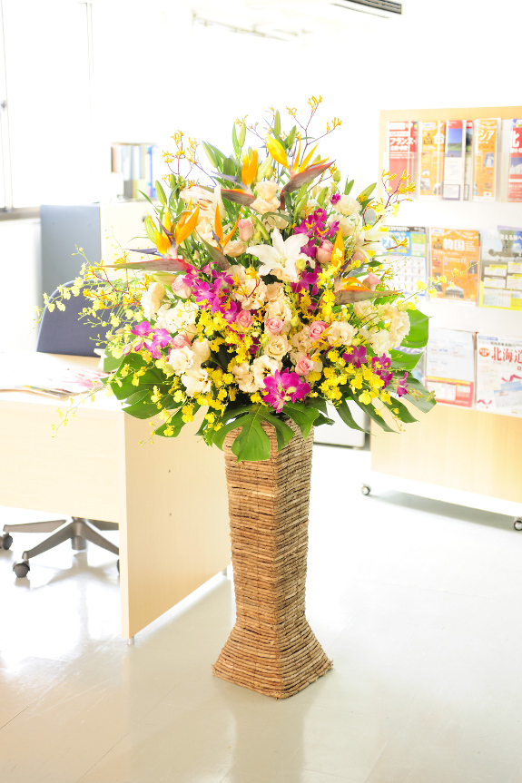 お花は色鮮やかに、ボリューム感を出しお仕立てし、季節に合わせて旬なお花をお届けしております。