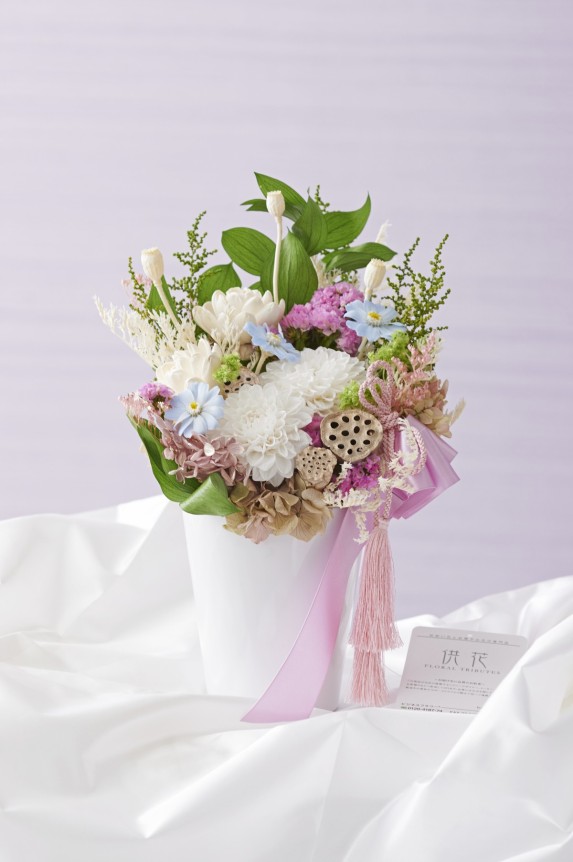 <p>派手過ぎず地味すぎない絶妙なデザインがデザイナーズ供花プリザーブドフラワーの特徴です。</p>