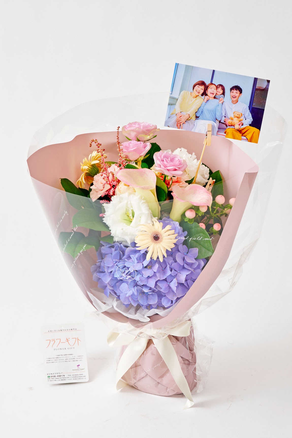 <p>フラワーデザイナーのお任せミックスカラーでお仕立てする商品です。※ラッピング、お花の色味はその時々の仕入れ状況によって異なりますので掲載写真と全く同じようなものにはなりません。</p>