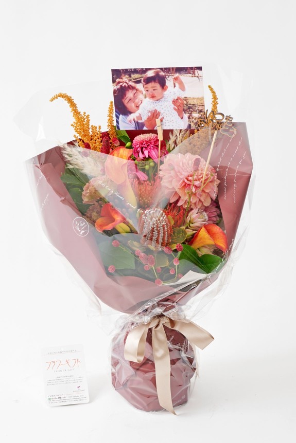 <p>秋をイメージした色使い＆花材を使用してお仕立てし、季節感を演出します。※ラッピング、お花の色味はその時々の仕入れ状況によって異なりますので掲載写真と全く同じにはなりません。</p>