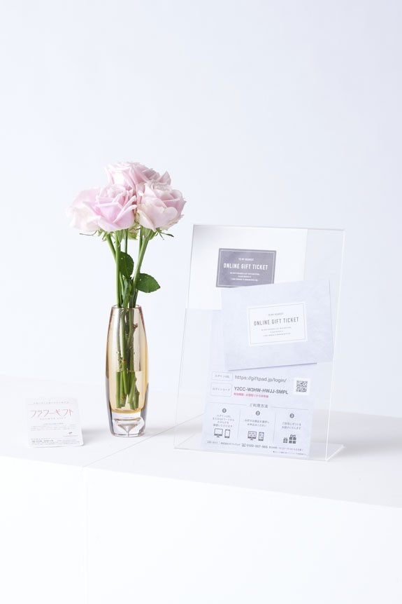 <p>どんなシーンにもマッチするシンプルモダンなデザインが特徴のフラワーベース（花瓶）と高級薔薇、オンラインギフト（ギフトカタログ）がセットになった商品です。</p>