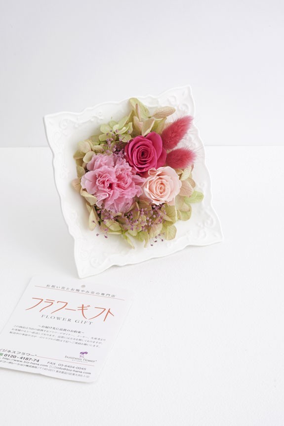<p>クオリティや高級感が量販品とは全く異なり、お祝い用の祝い花としてお薦めできる一品です。</p>