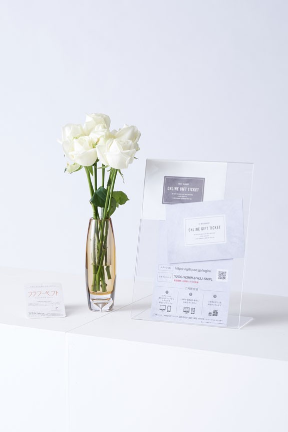 <p>どんなシーンにもマッチするシンプルモダンなデザインが特徴のフラワーベース（花瓶）と高級薔薇、オンラインギフト（ギフトカタログ）がセットになった商品です。</p>