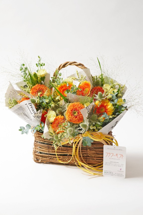 <p>オレンジのお花を使った花束は、一般的なアレンジメントフラワーのように保水スポンジに差し込んであります。</p>