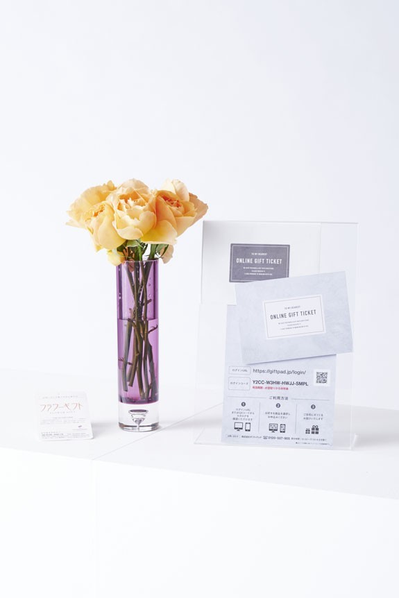 <p>どんなシーンにもマッチするシンプルモダンなデザインが特徴のフラワーベース（花瓶）と高級薔薇、オンラインギフト（ギフトカタログ）がセットになった商品です。</p>