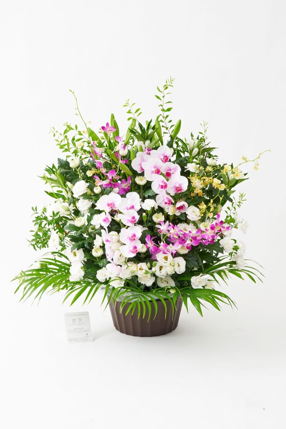 <p>ご自宅にお贈りするお供え花として最適です。
斎場でのお通夜・告別式などご葬儀へお届けすることもできます。</p>