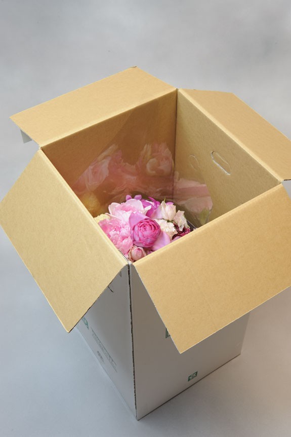 <p>お花はダンポールに梱包した状態でお届け致します。</p>