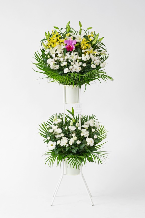 <p>ご葬儀宛てのお花は受取時間やお花の内容に決まり事がある場合がございます。各ご葬儀のルールに従いお花をお仕立てするため、篭花や樒などスタンドタイプ以外の指定があれば従ってお仕立ていたします。</p>