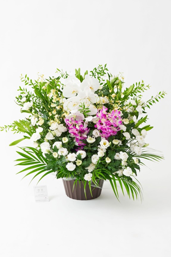 <p>ご自宅にお贈りするお供え花として最適です。
斎場でのお通夜・告別式などご葬儀へお届けすることもできます。</p>