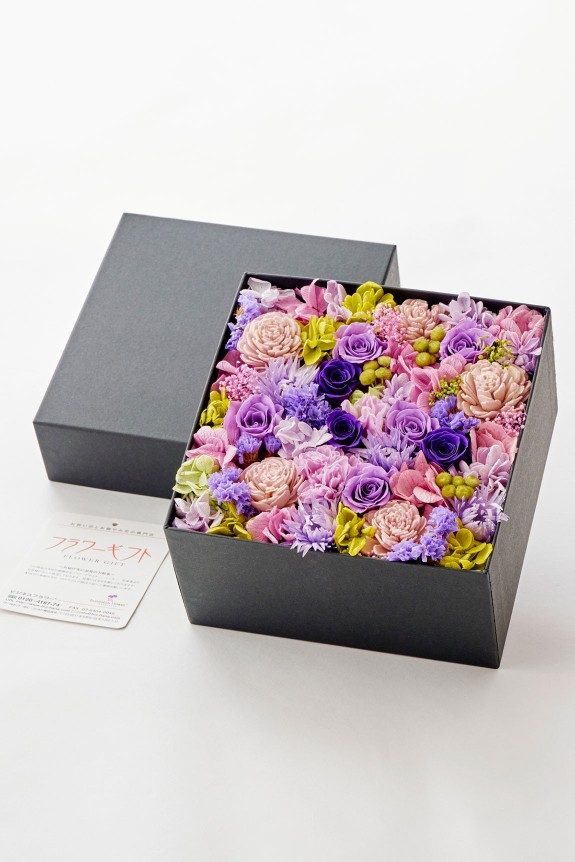 <p>蓋を閉じると、まさかお花が入っているようには見えません。箱を開けると、Boxにぎっしりと敷き詰められたお花が顔を出す商品です。</p>