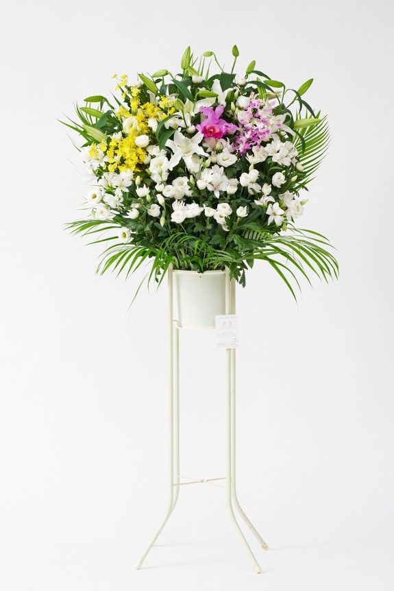 <p>ご葬儀宛てのお花は受取時間やお花の内容に決まり事がある場合がございます。各ご葬儀のルールに従いお花をお仕立てするため、篭花や樒などスタンドタイプ以外の指定があれば従ってお仕立ていたします。</p>