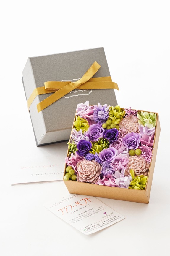 <p>箱を開けると、Boxにぎっしりと敷き詰められたお花が顔を出す商品です。</p>