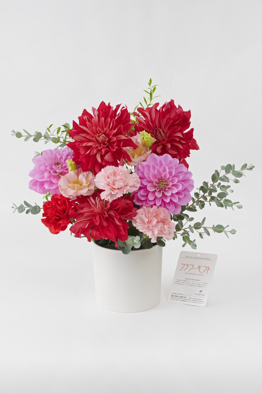 <p>華やかさの中にも女性らしい優しい雰囲気があり、誕生日や記念日、結婚祝いなどの贈りものにもおすすめです。</p>