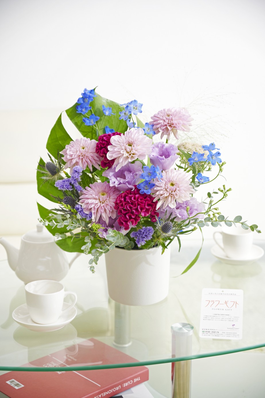 青や紫系の花々に、人気のダリアを合わせた、上品で洗練されたフラワーアレンジメント。