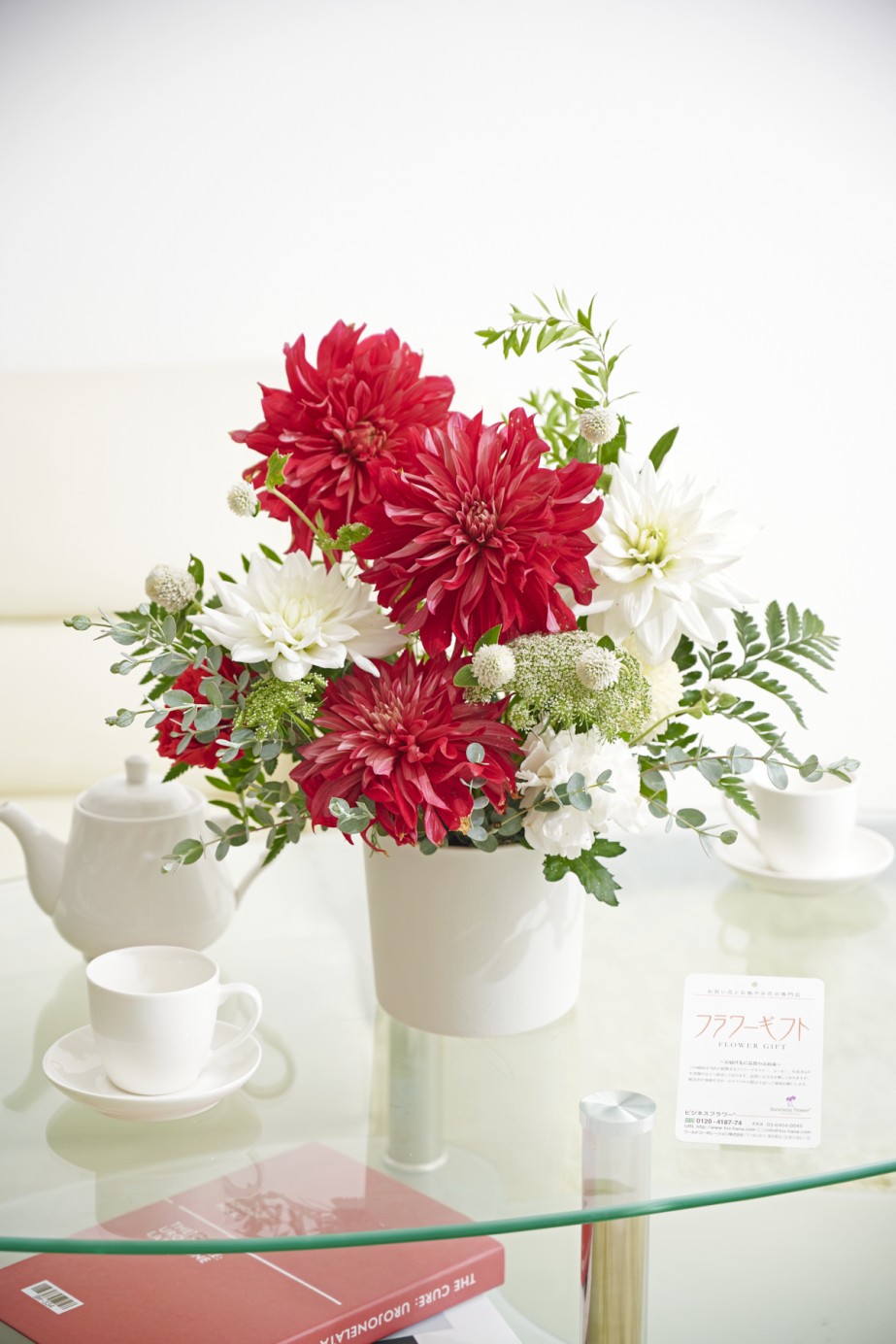 鮮やかな赤と清らかな白の花々を組み合わせた、華やかな紅白カラーのダリアアレンジメント。