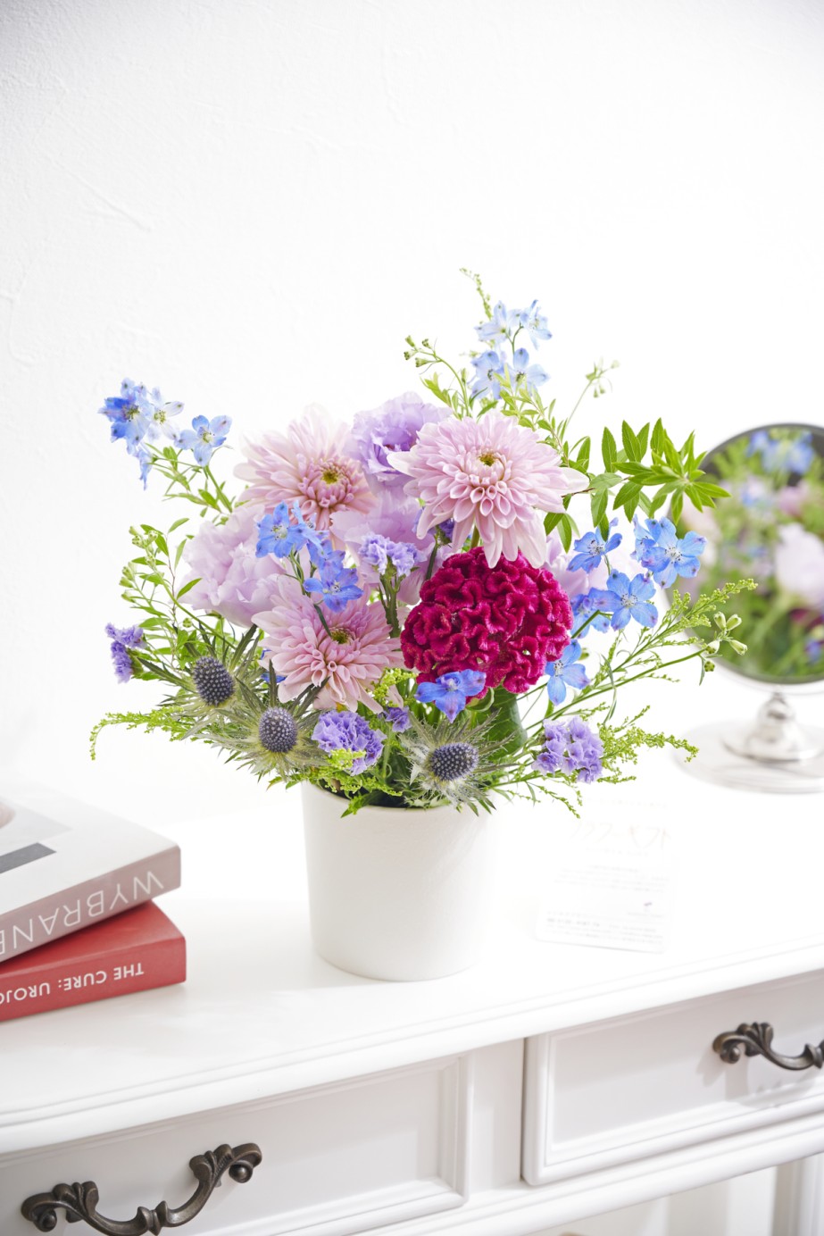 青や紫系の花々に、人気のダリアを合わせた、上品で洗練されたフラワーアレンジメント。