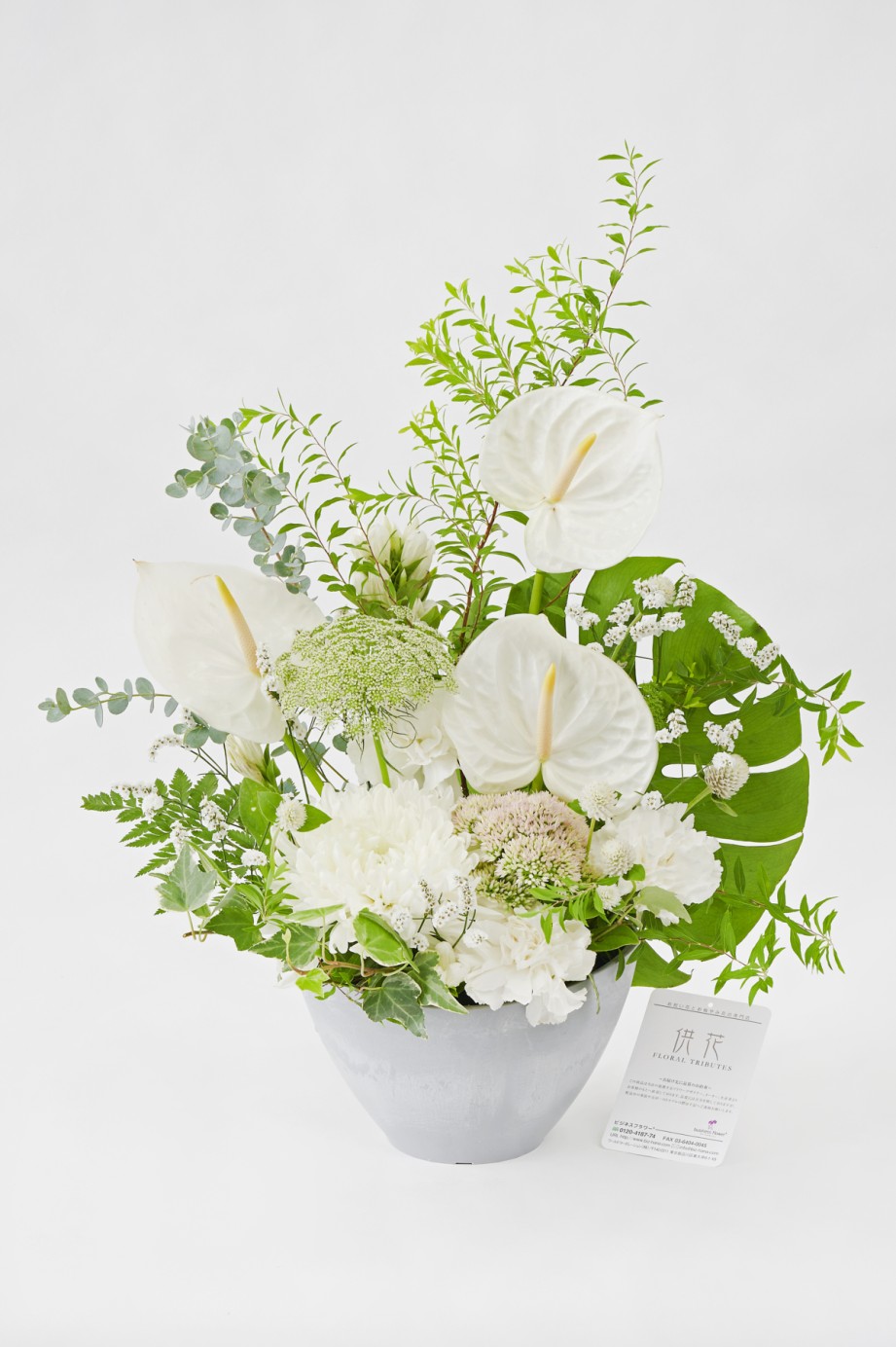 <p>関係性を選ばない白あがりの供花ですので、ご葬儀後の自宅飾り（後飾り）、一周忌、三回忌、七回忌などの年忌法要にお薦めの供花用アレンジメント花です。</p>