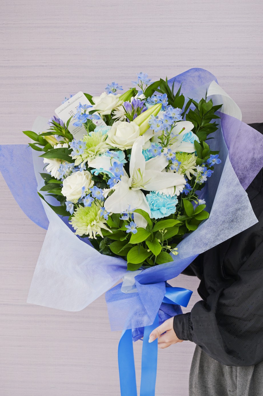 <p>大きなサイズで、たっぷりのお花を贅沢に束ねた、存在感のある供花花束です。</p>