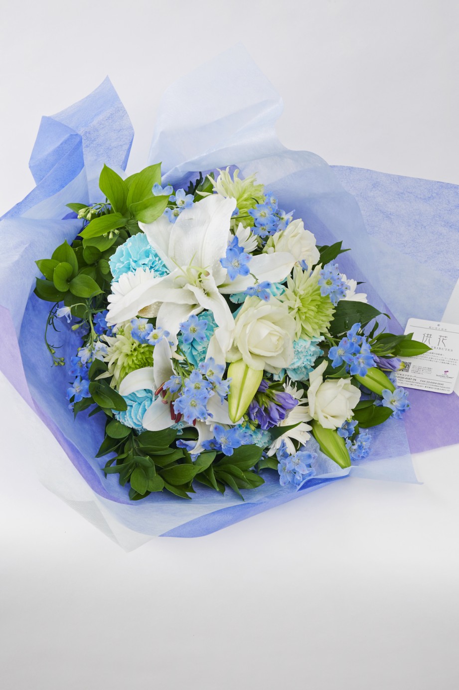 凛とした美しさを持つ白百合を主役に、ブルーや紫などの寒色系の花々を合わせた、涼やかで上品なお供え用のブーケです。