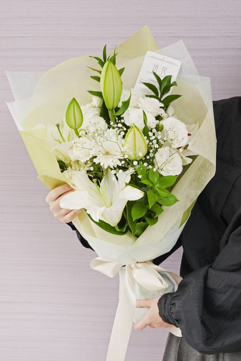 <p>扱いやすいサイズ感ながら、花々をたっぷりと束ねた、十分なボリューム感があるお供えの花束です。</p>