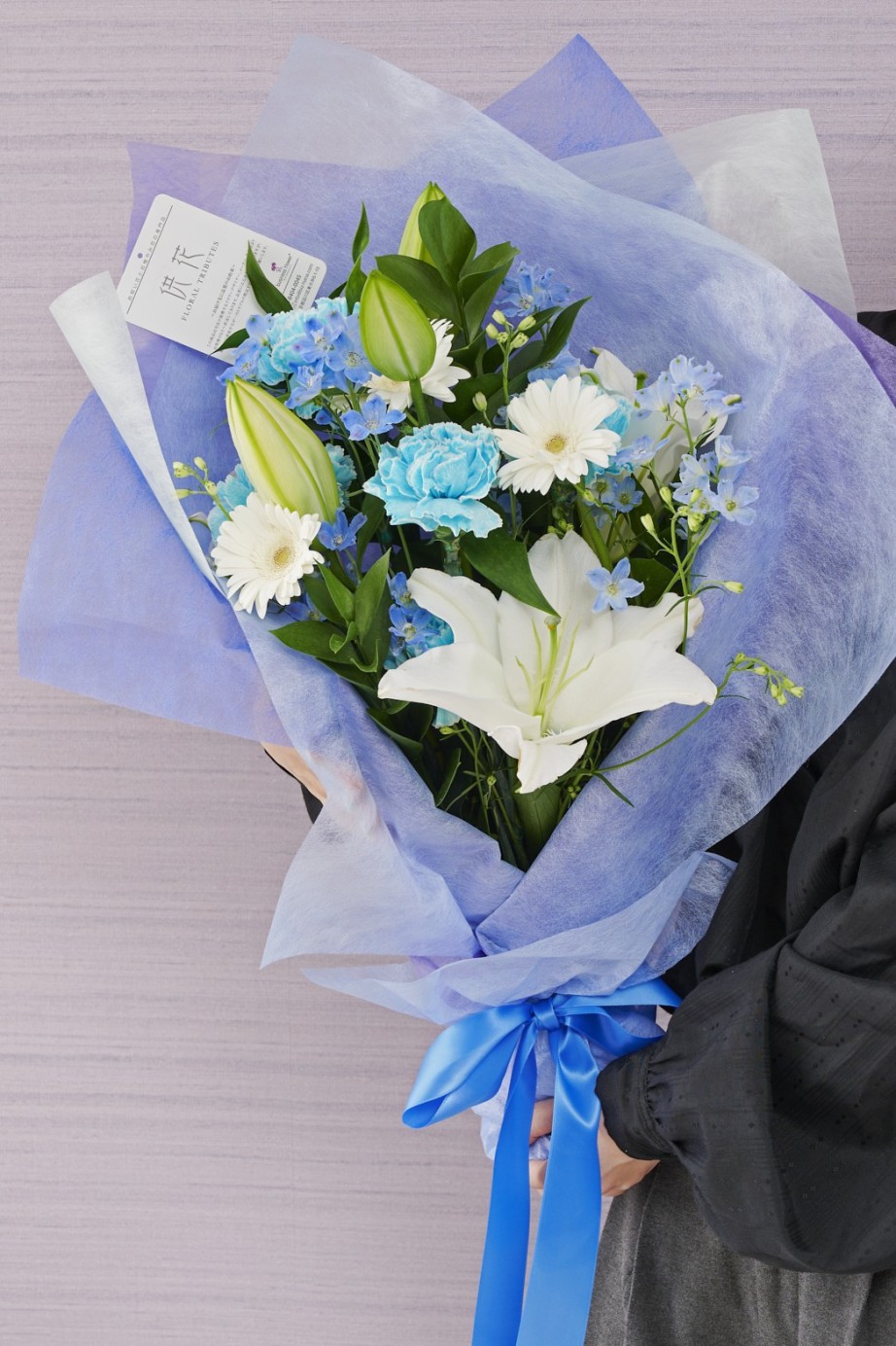 <p>扱いやすいサイズ感ながら、花々をたっぷりと束ねた、十分なボリューム感があるお供えの花束です。</p>