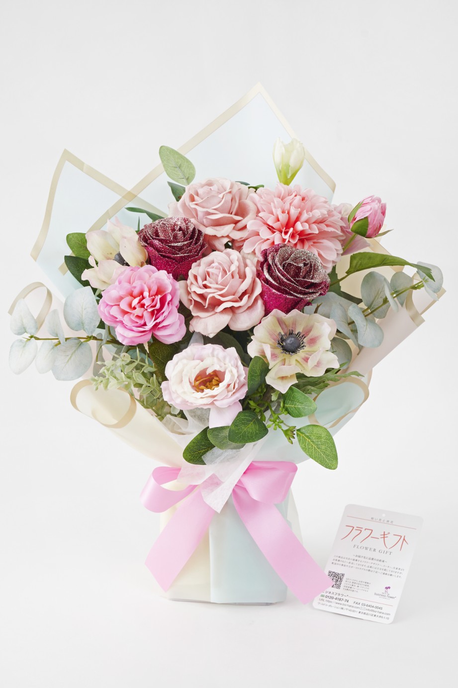 <p>造花を使用しているため、生花のように水替えやお手入れの必要がなく、長く美しい姿を楽しめるのも魅力。</p>