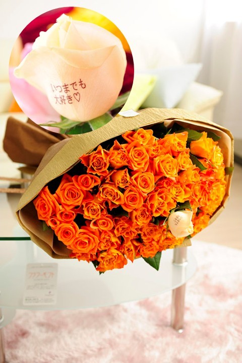 おひとつの花びらに最大20文字までのメッセージの文字入れができる、バラの花束・ブーケです。