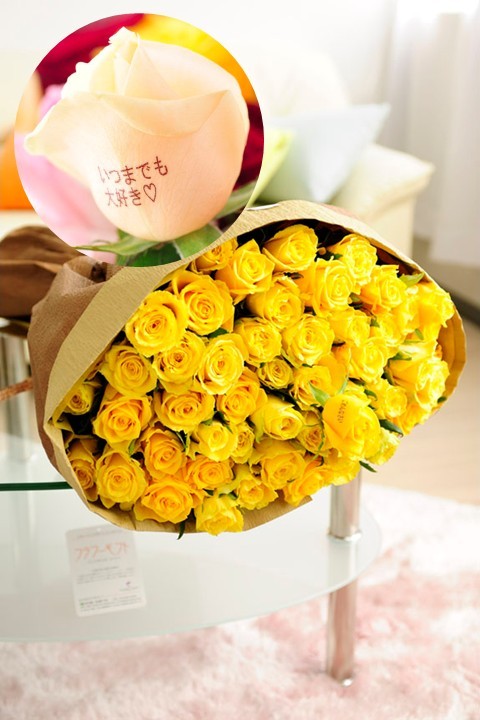 おひとつの花びらに最大20文字までのメッセージの文字入れができる、バラの花束・ブーケです。