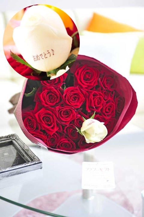 おひとつの花びらに最大20文字までのメッセージの文字入れができる、バラの花束・ブーケです。
