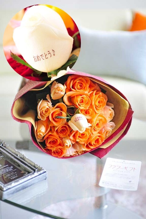 おひとつの花びらに最大20文字までのメッセージの文字入れができる、バラの花束・ブーケです。