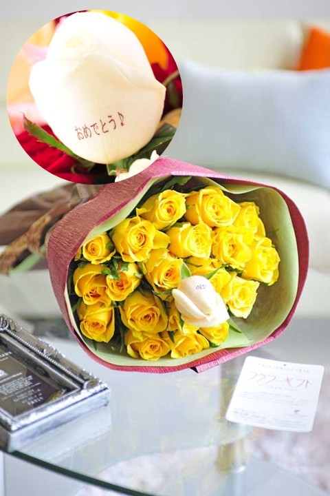 おひとつの花びらに最大20文字までのメッセージの文字入れができる、バラの花束・ブーケです。