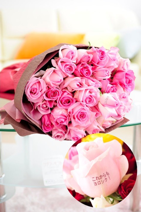 おひとつの花びらに最大20文字までのメッセージの文字入れができる、バラの花束・ブーケです。