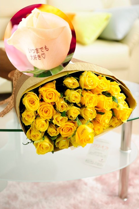 おひとつの花びらに最大20文字までのメッセージの文字入れができる、バラの花束・ブーケです。