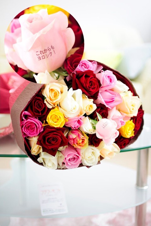 おひとつの花びらに最大20文字までのメッセージの文字入れができる、バラの花束・ブーケです。