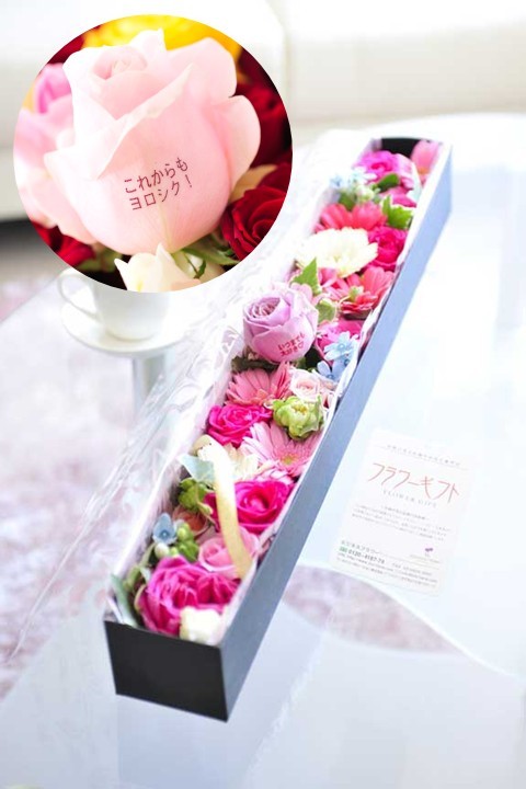 おひとつの花びらに最大20文字までのメッセージの文字入れができる、バラのボックスフラワーです。