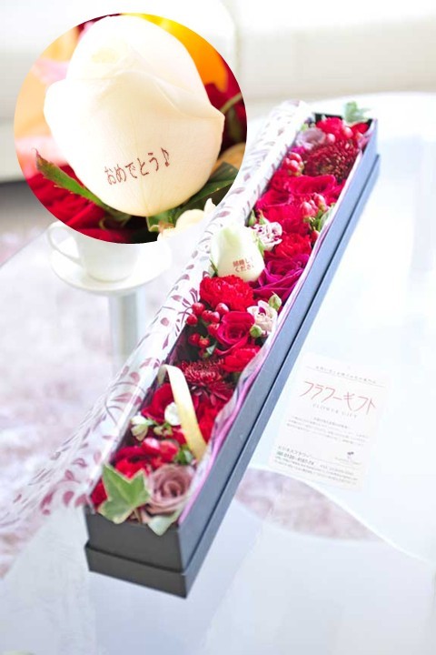 おひとつの花びらに最大20文字までのメッセージの文字入れができる、バラのボックスフラワーです。