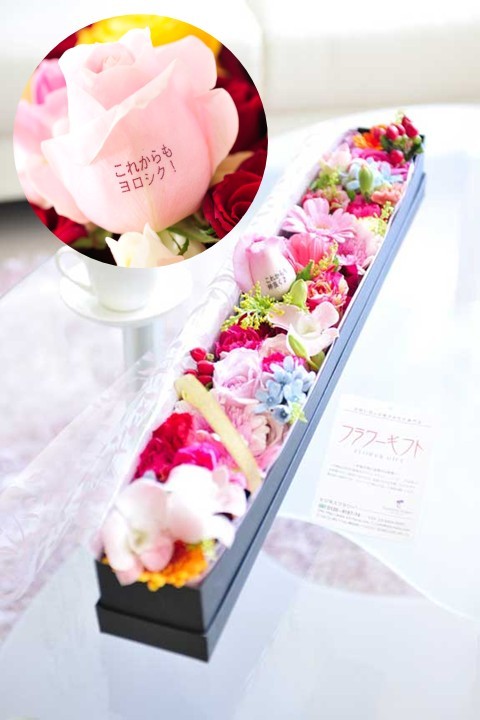 おひとつの花びらに最大20文字までのメッセージの文字入れができる、バラのボックスフラワーです。