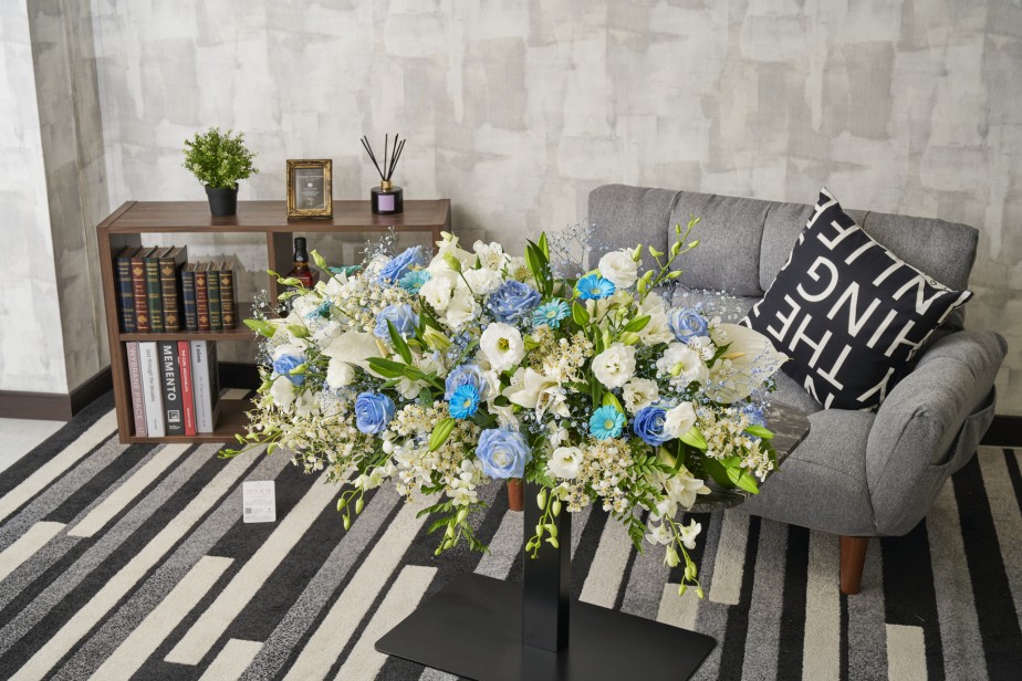 <p>挙式や披露宴の新郎新婦の高砂席や、講演会や式典の講師・来賓席の前に設置されることが多くございます。</p>