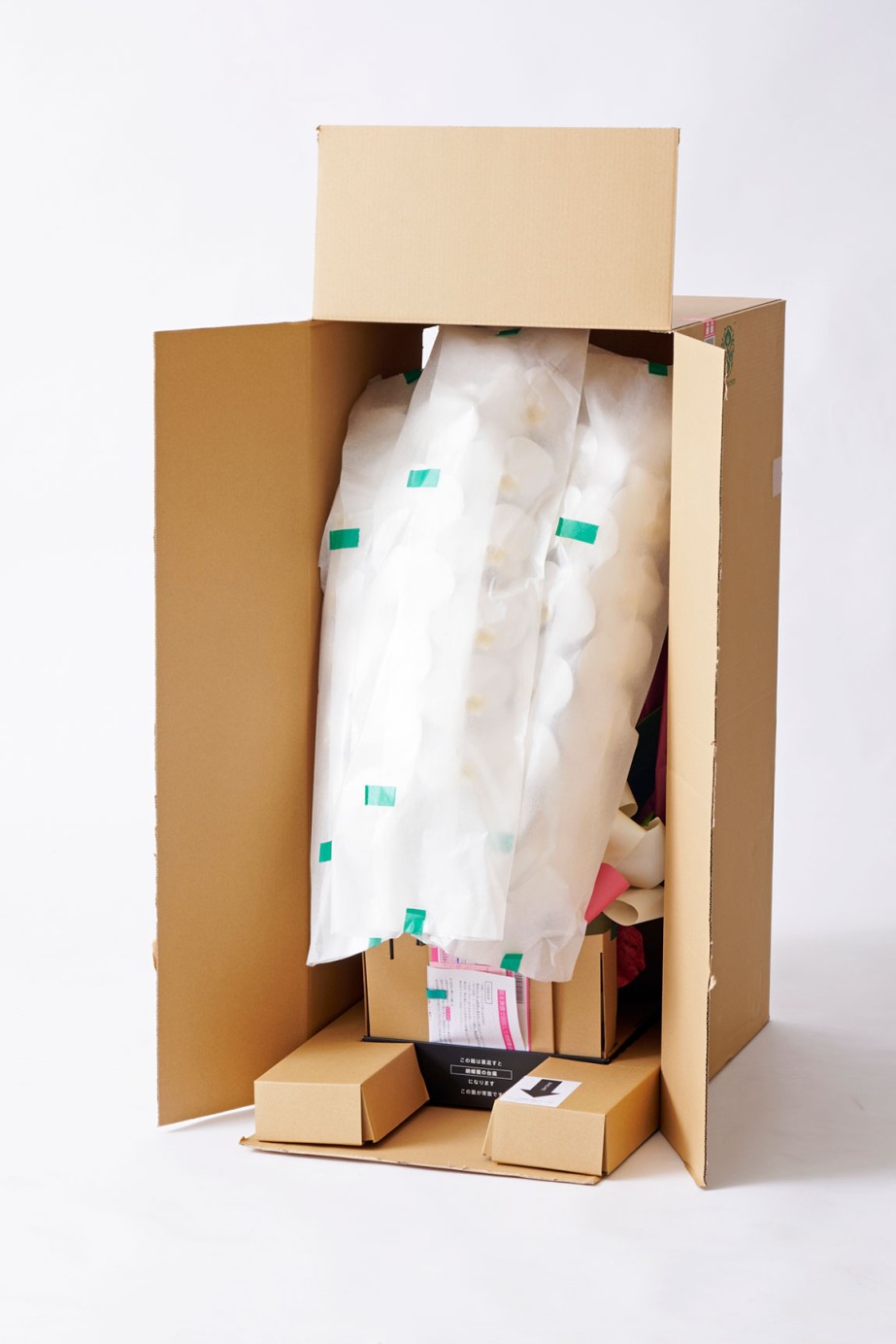 <p>花びらを傷めないように、果物などを保護する袋の材料としても使われる育果紙で梱包いたします。</p>