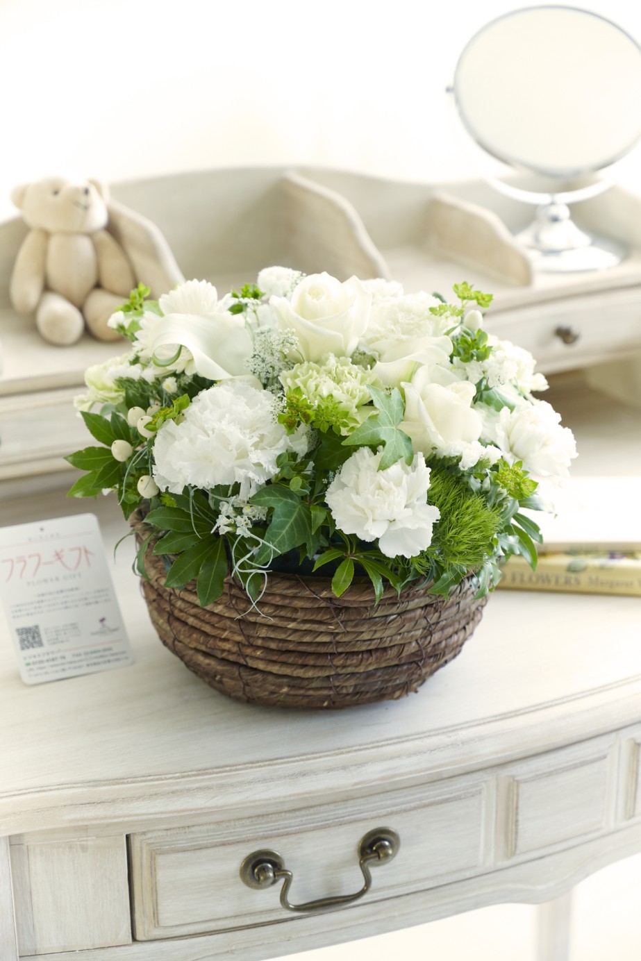 あらゆるお祝いシーンに対応、見栄え抜群！ワンランク上のアレンジメントフラワーです。