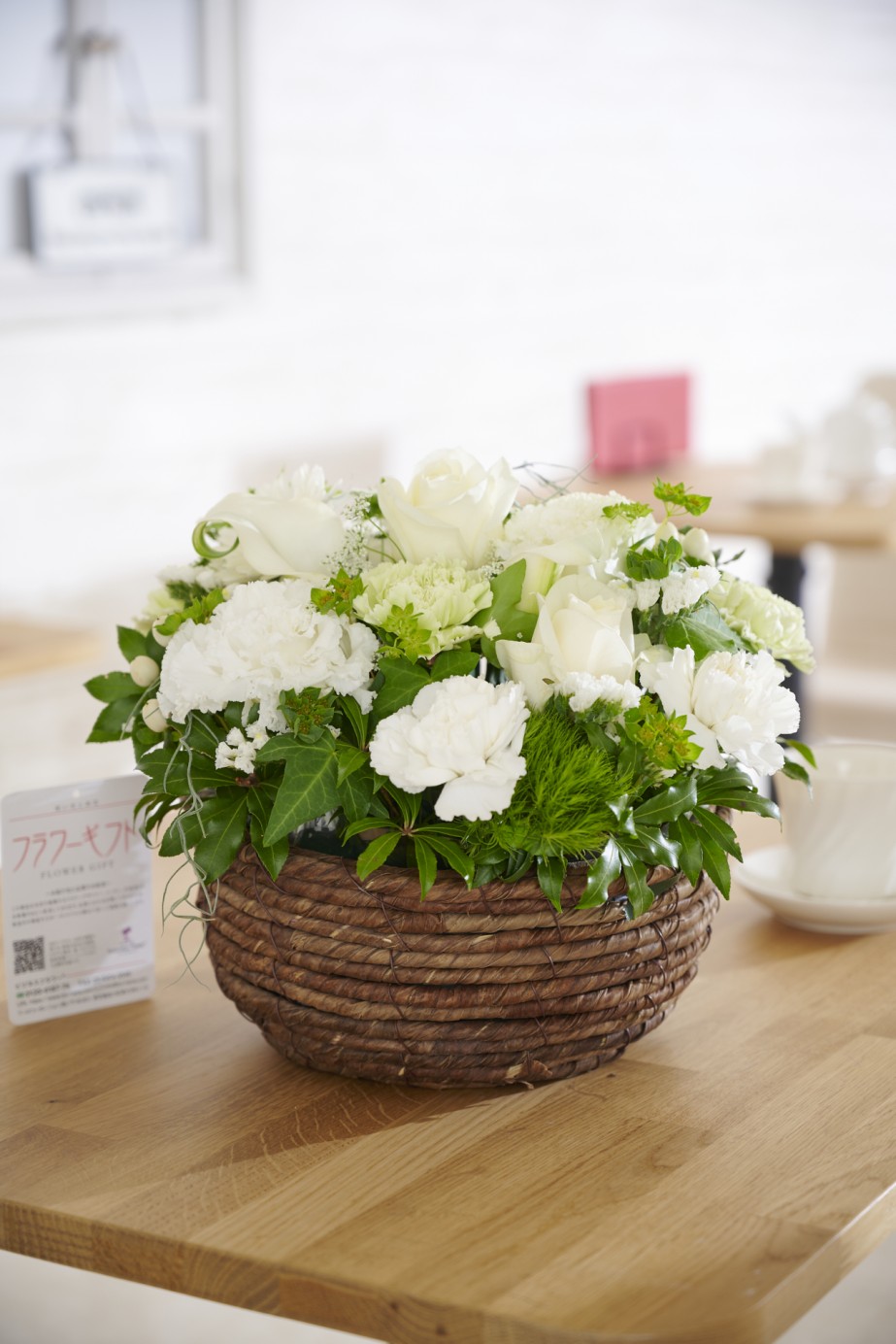 <p>お贈り先がカウンター、デスク、テーブルなどお客様目線に設置されることでお花に存在感が増します。</p>