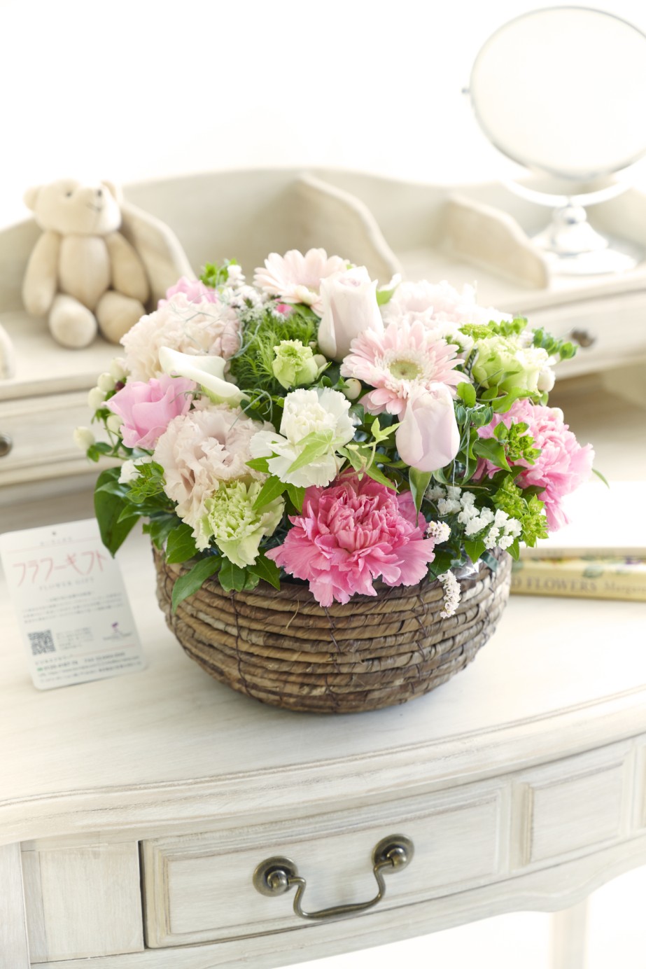 丸いバスケットに溢れんばかりの季節の花材をアレンジメントしました。