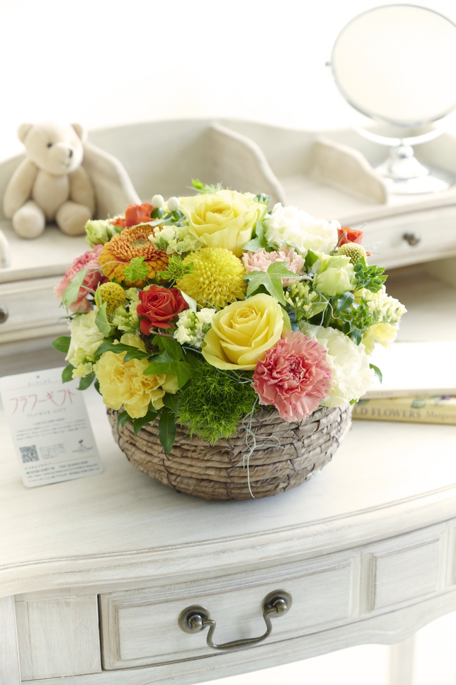 「和み」「癒し」をイメージして、丸いバスケットに季節の花材をアレンジメントしました！