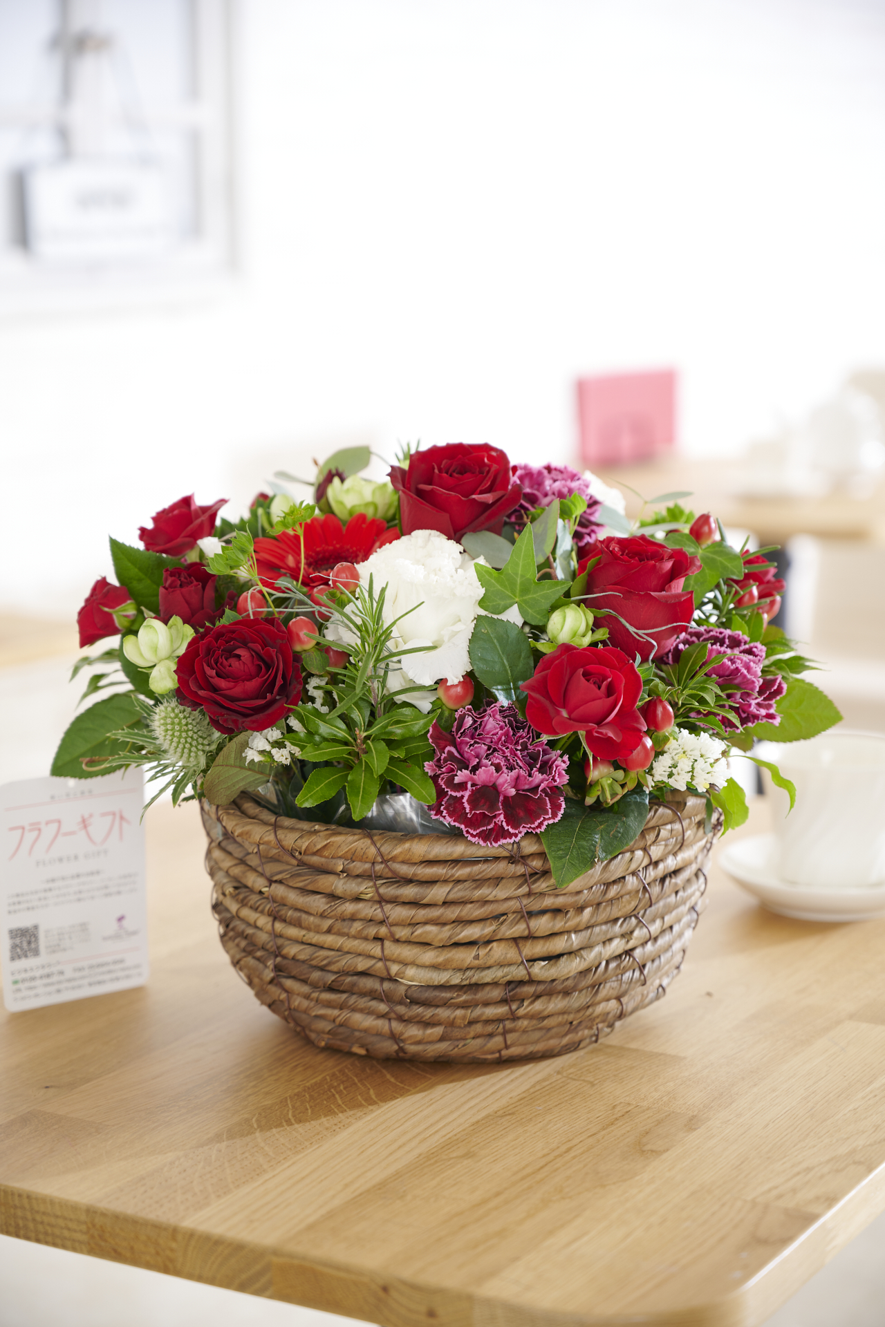 <p>「和み」「癒し」をイメージして、丸いバスケットに溢れんばかりの季節の花材をアレンジメントしました。</p>