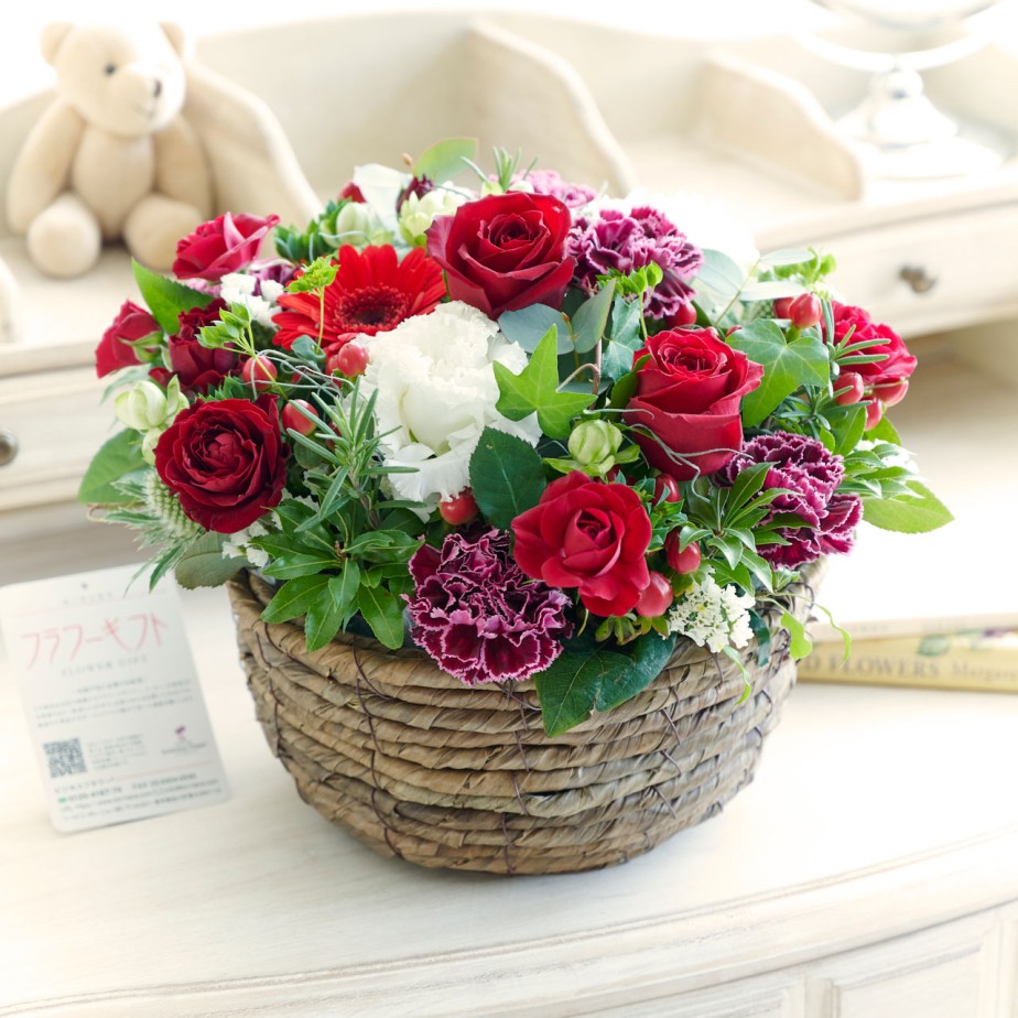 「和み」「癒し」をイメージして、丸いバスケットに季節の花材をアレンジメントしました！