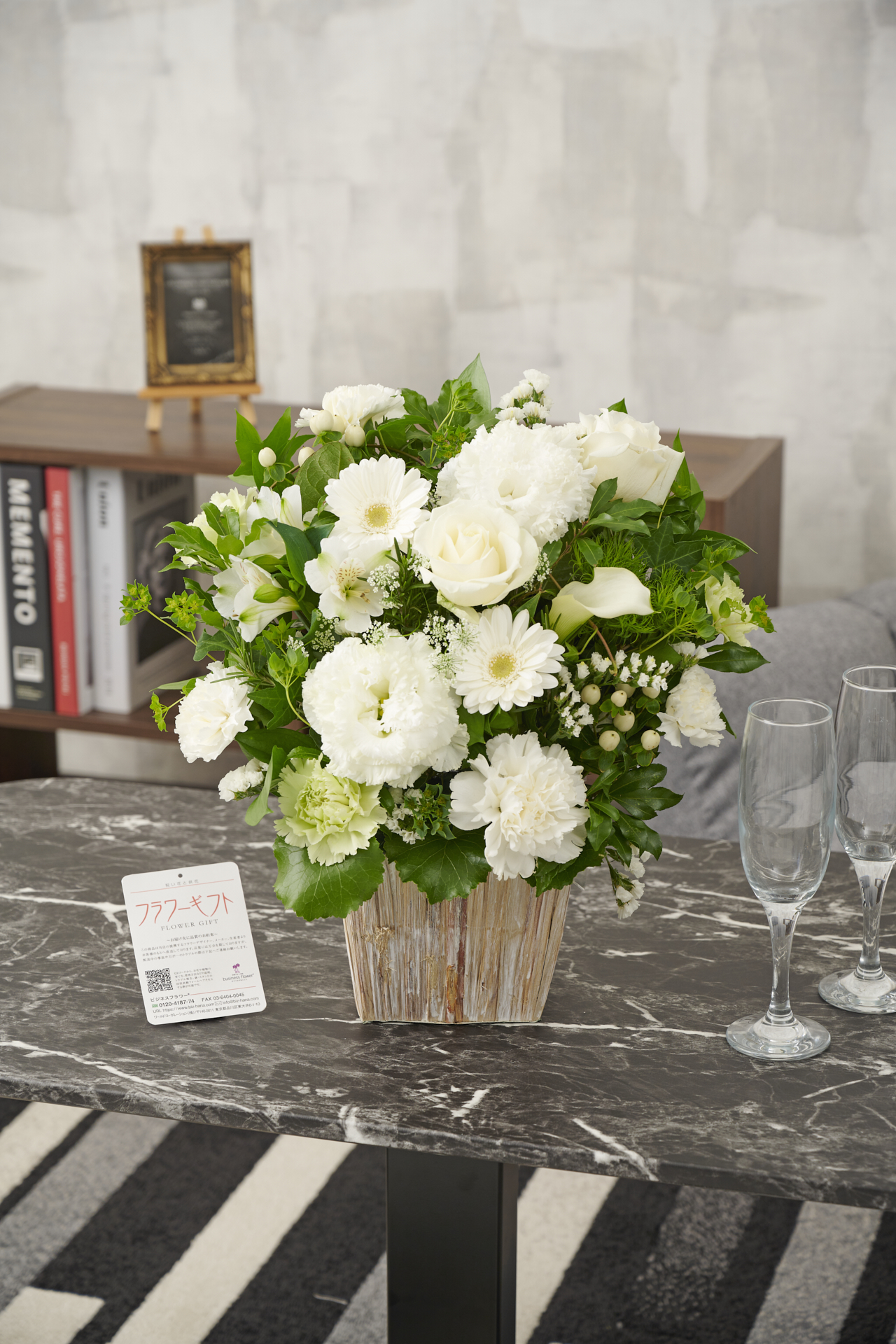 <p>立体感に溢れた花使いとシンプルな配色が美しさ増し、アート性を引き立てています。</p>