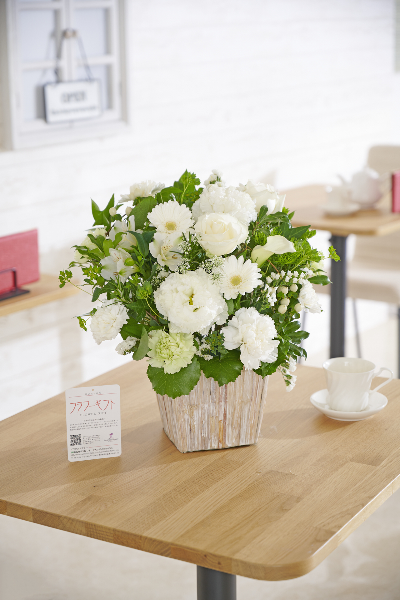 <p>季節の花材をふんだんに使ったとってもハイセンスなアレンジメントフラワーです。立体感に溢れた花使いとシンプルな配色が美しさ増し、アート性を引き立てています。</p>