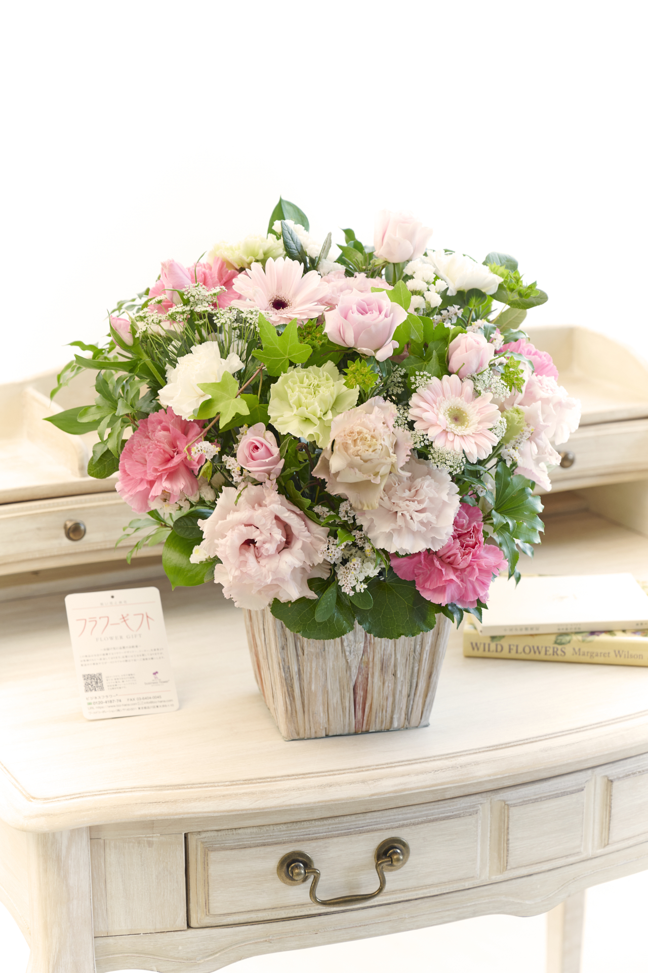 企業間での贈り物のとしても人気のサイズ、シンプルかつハイセンスのアレンジメント！