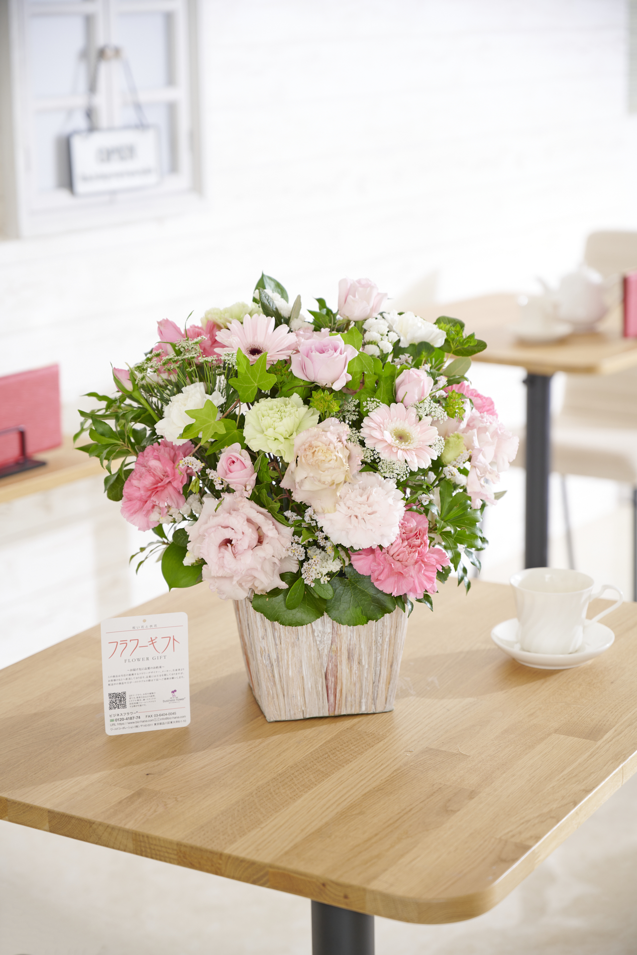 <p>立体感に溢れた花使いとシンプルな配色が美しさ増し、アート性を引き立てています。</p>